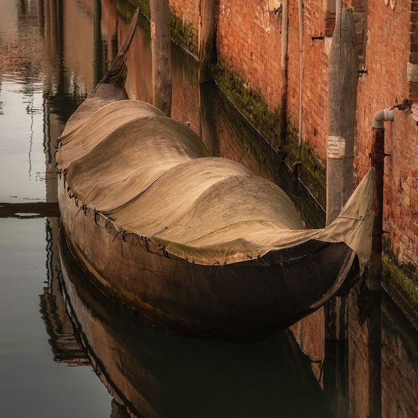 Jaynes Gallery 아티스트의 Europe-Italy-Venice-Covered old gondola on canal작품입니다.